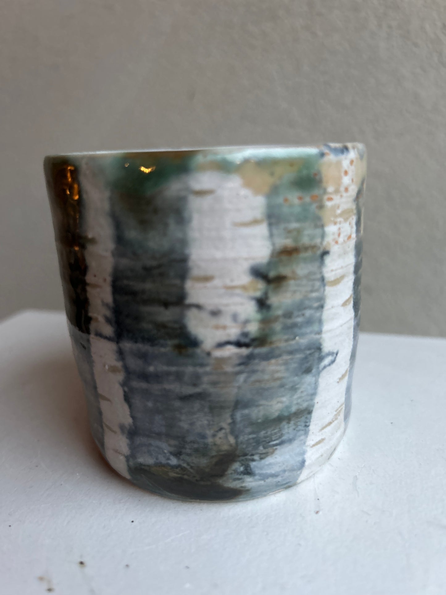 Beker met donker berkenbos