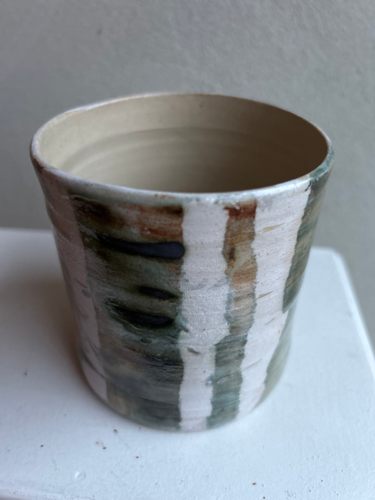 Lage vaas met berken bossen