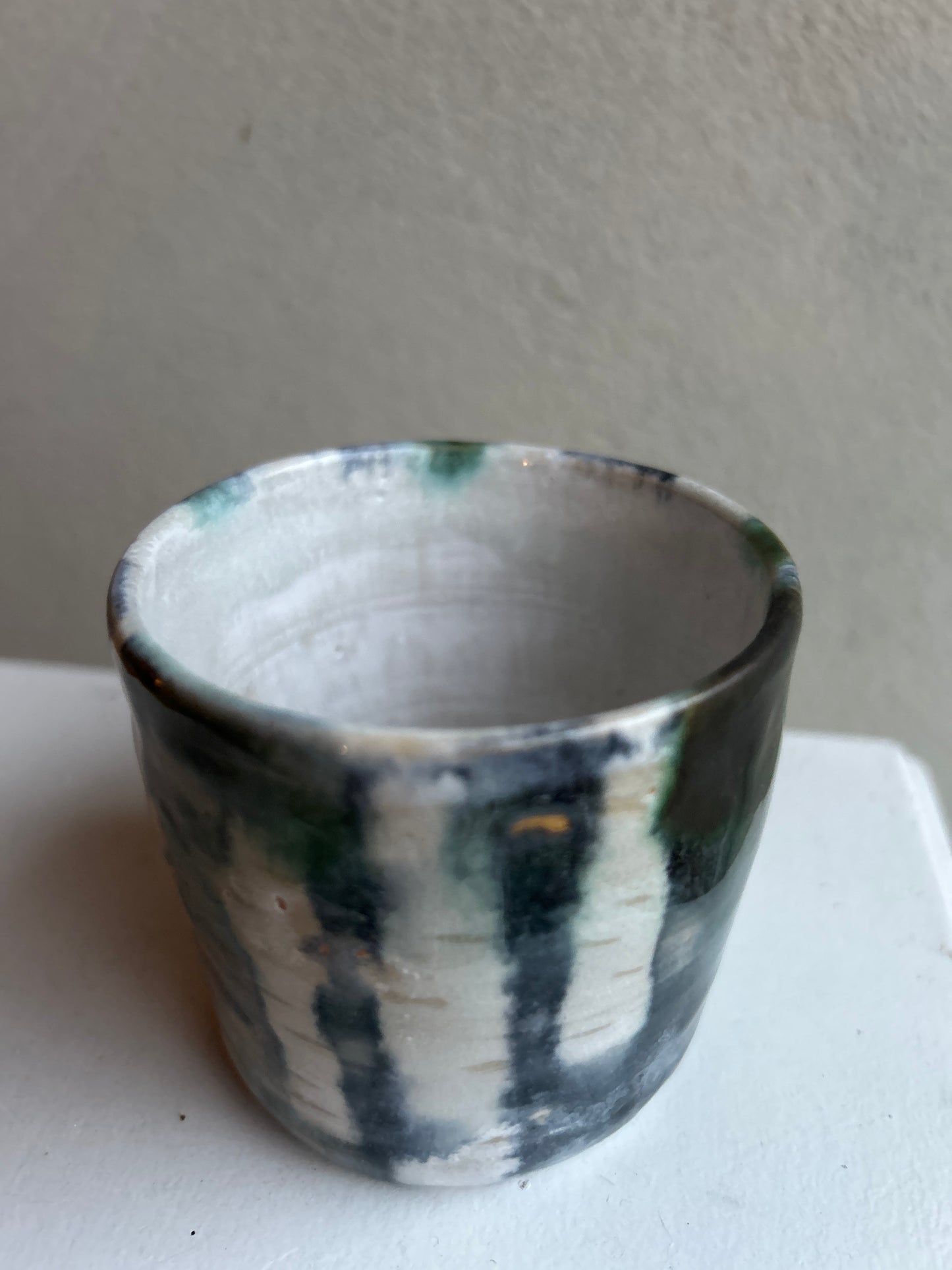 Bekertje met donker bos